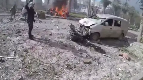 Al menos 17 muertos y más de 50 heridos en un doble atentado con coche bomba en Siria Al menos 17 muertos y más de 50 heridos en un doble atentado con coche bomba en Siria