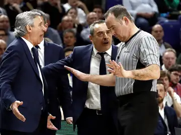 Svetislav Pesic conversa con uno de los colegiados durante la final de la Copa del Rey de baloncesto Svetislav Pesic conversa con uno de los colegiados durante la final de la Copa del Rey de baloncesto