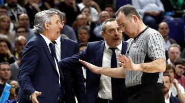 Svetislav Pesic conversa con uno de los colegiados durante la final de la Copa del Rey de baloncesto