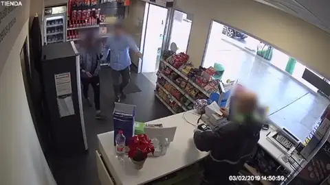 Un guardia civil fuera de servicio evita un posible atraco en una gasolinera en Valencia Un guardia civil fuera de servicio evita un posible atraco en una gasolinera en Valencia