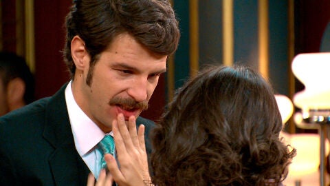 Carlos se lanza a besar a Carolina