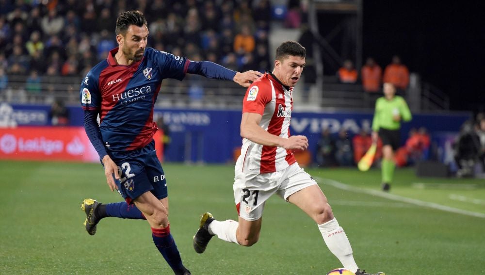 Enric Gallego y Ander Capa luchan por un balón