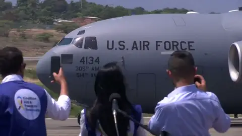 Cúcuta, la ciudad colombiana fronteriza, se acopia de un tercer avión con ayuda humanitaria para Venezuela sin saber cómo se entregará Cúcuta, la ciudad colombiana fronteriza, se acopia de un tercer avión con ayuda humanitaria para Venezuela sin saber cómo se entregará
