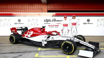 El nuevo Alfa Romeo, escoltado por Kimi Raikkonen y Antonio Giovinazzi El nuevo Alfa Romeo, escoltado por Kimi Raikkonen y Antonio Giovinazzi