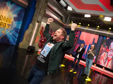 El Monaguillo les enseña el invento más desagradable de la humanidad a Santiago Segura y Florentino Fernández en 'El Hormiguero 3.0' El Monaguillo les enseña el invento más desagradable de la humanidad a Santiago Segura y Florentino Fernández en 'El Hormiguero 3.0'