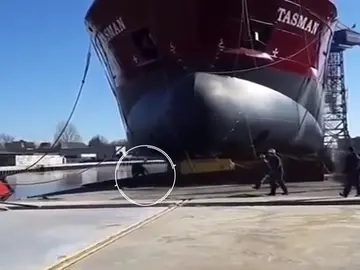 Se salva de ser aplastado por un buque Se salva de ser aplastado por un buque