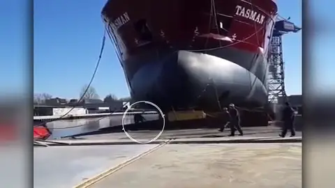 Se salva de ser aplastado por un buque Se salva de ser aplastado por un buque