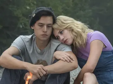Lili Reinhart junto a Cole Sprouse en 'Riverdale' Lili Reinhart junto a Cole Sprouse en 'Riverdale'