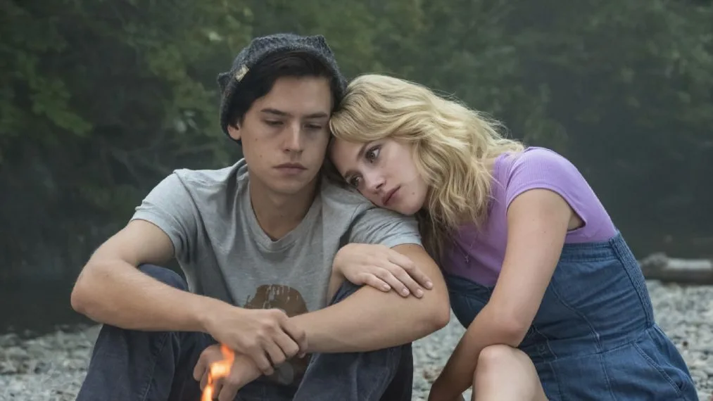 Lili Reinhart junto a Cole Sprouse en 'Riverdale'