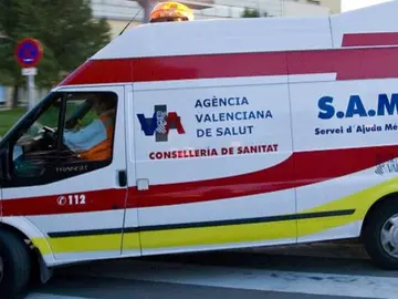 Imagen de archivo de una ambulancia en Valencia. Imagen de archivo de una ambulancia en Valencia.