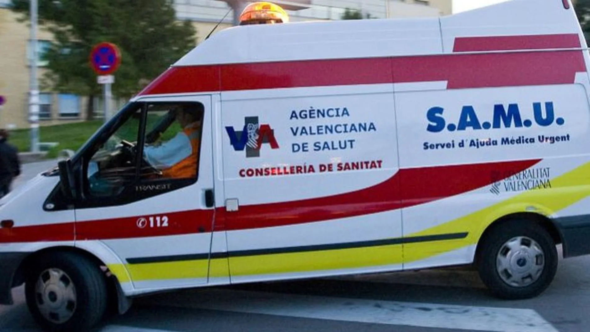 Imagen de archivo de una ambulancia en Valencia. Imagen de archivo de una ambulancia en Valencia.
