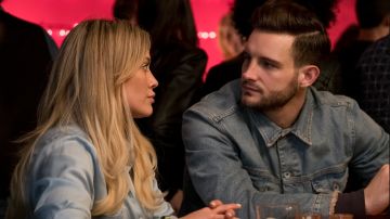 Hilary Duff y Nico Tortorella en 'Younger'