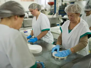 Mujeres en una fábrica Mujeres en una fábrica