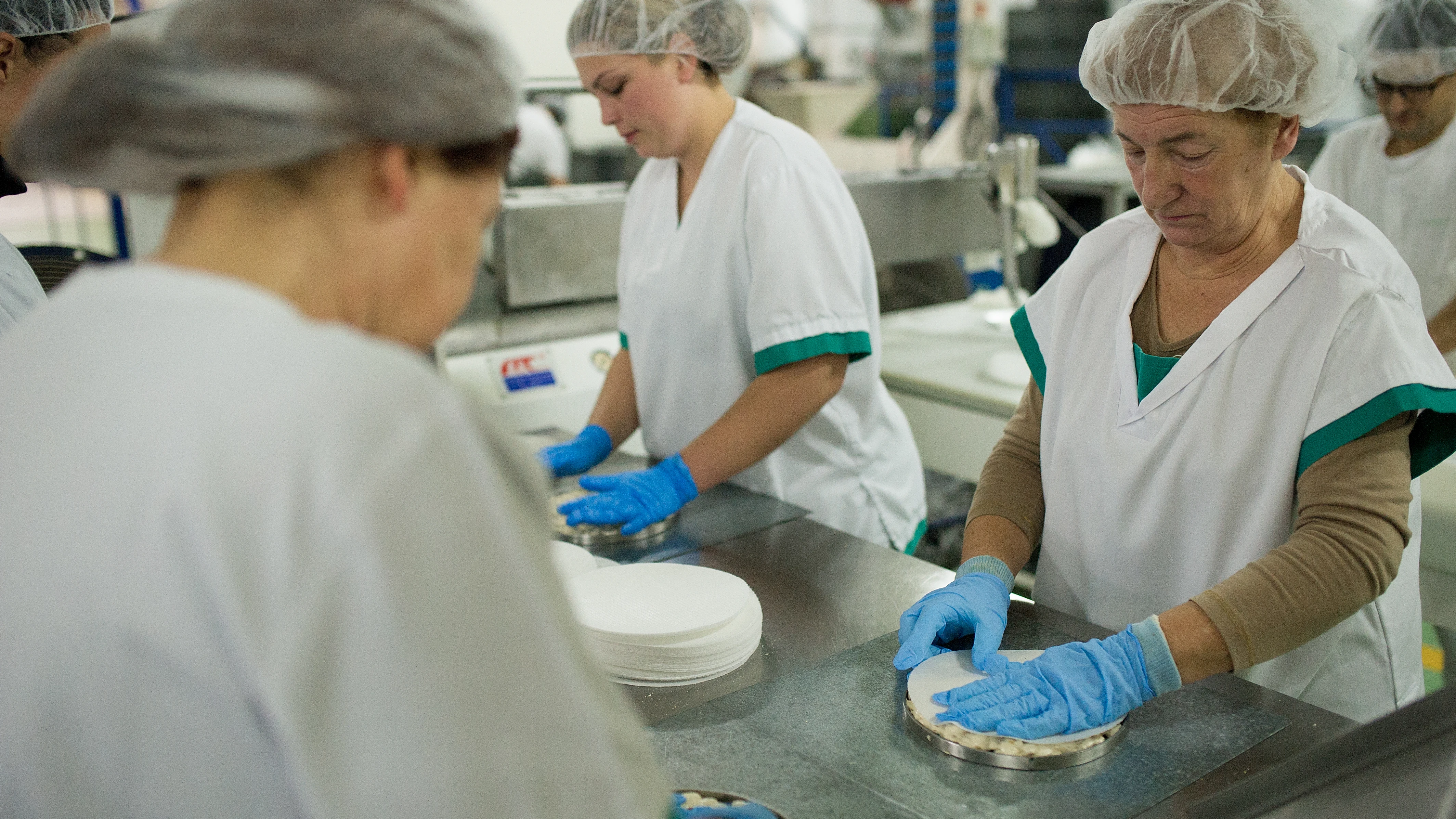 Mujeres en una fábrica Mujeres en una fábrica
