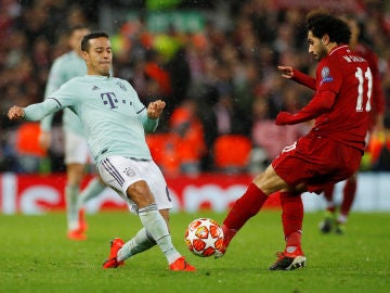 Tiago pelea un balón con Salah