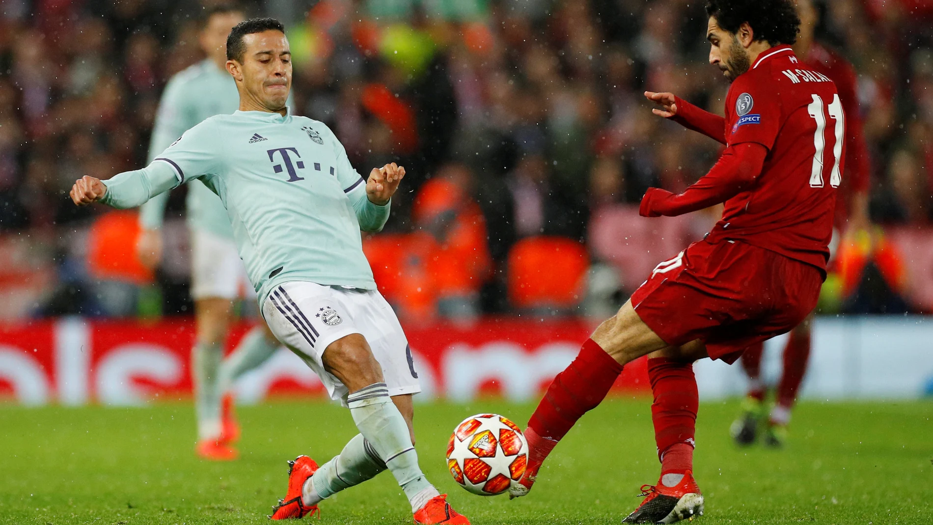 Tiago pelea un balón con Salah Tiago pelea un balón con Salah