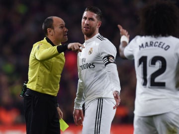 Mateu Lahoz muestra la cartulina amarilla a Ramos en el Camp Nou