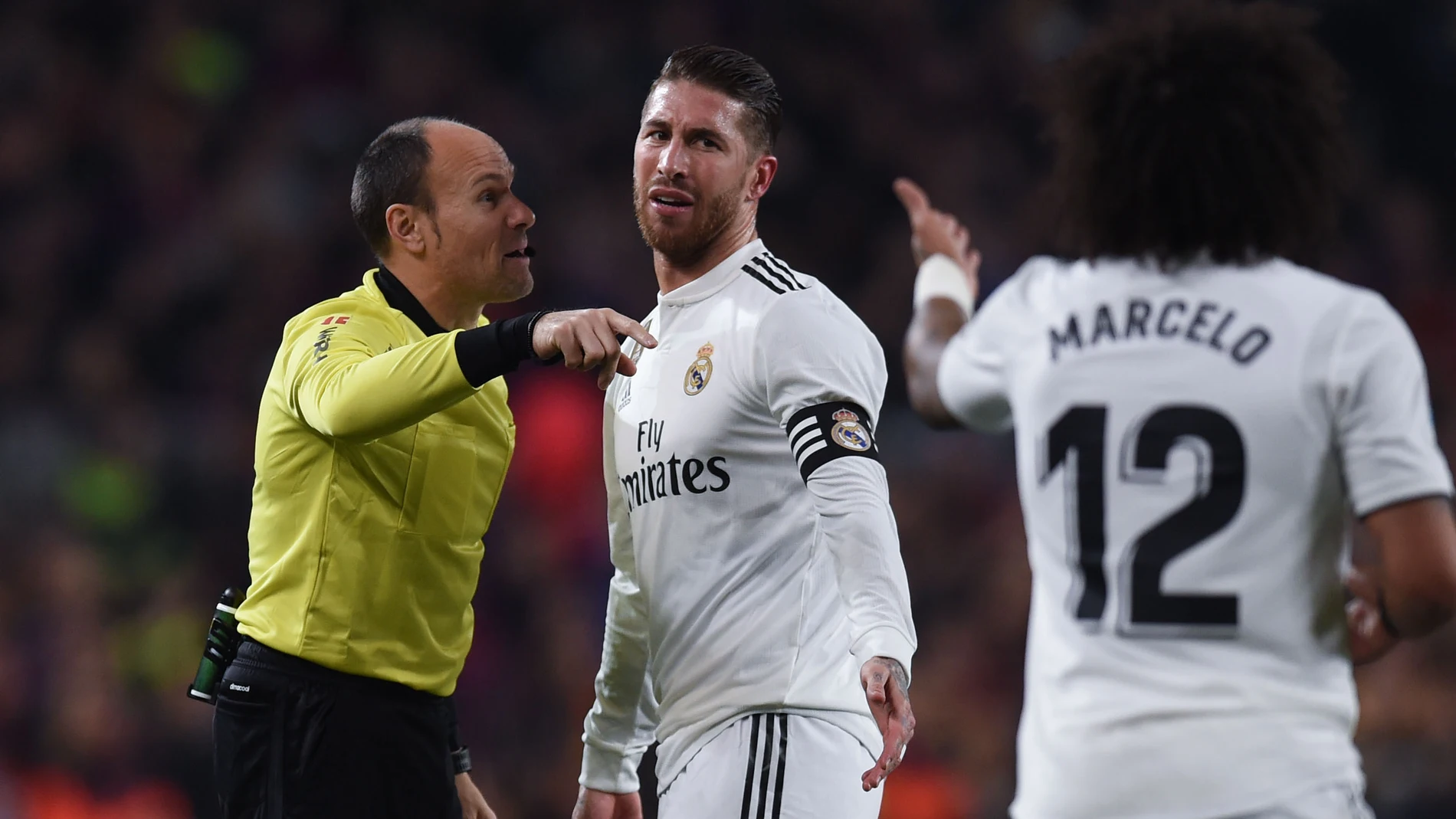 Mateu Lahoz muestra la cartulina amarilla a Ramos en el Camp Nou Mateu Lahoz muestra la cartulina amarilla a Ramos en el Camp Nou