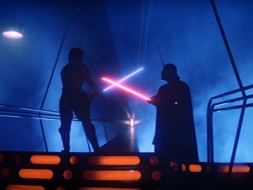 Duelo de espadas láser entre Luke Skywalker y Darth Vader