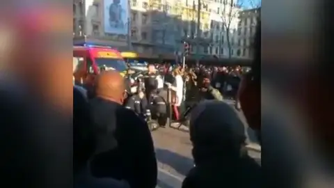 La policía abate a un hombre que había apuñalado a varios viandantes en Marsella La policía abate a un hombre que había apuñalado a varios viandantes en Marsella