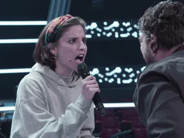 Antonio Orozco intenta poner nerviosa a Teresa Ferrer durante los ensayos del Asalto de ‘La Voz’ Antonio Orozco intenta poner nerviosa a Teresa Ferrer durante los ensayos del Asalto de ‘La Voz’