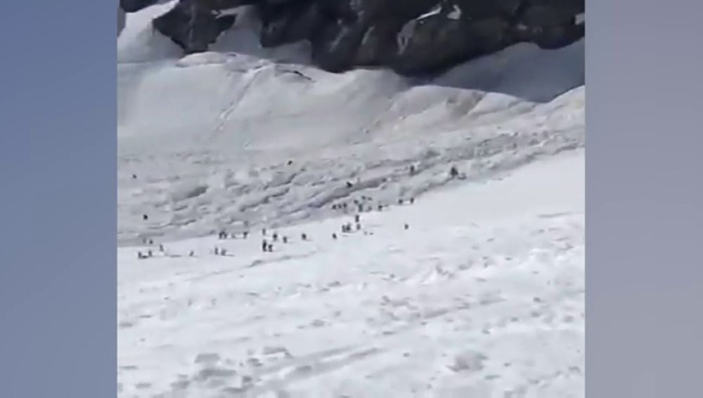 Al menos diez desaparecidos por una avalancha en una estación de esquí suiza