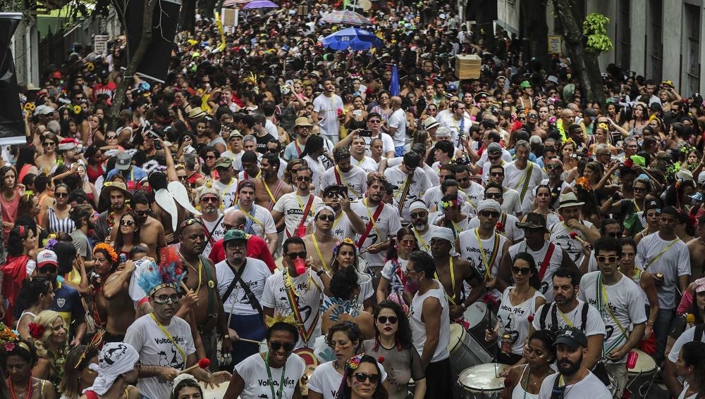 Personas participan en la comparsa de carnaval 'Volta, Alice' en Río de Janeiro