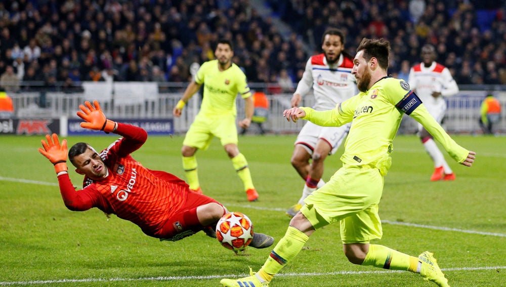 Leo Messi trata de superar a Anthony Lopes