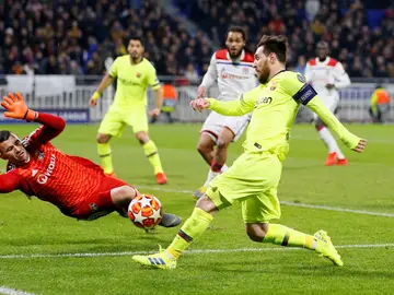 Leo Messi trata de superar a Anthony Lopes Leo Messi trata de superar a Anthony Lopes