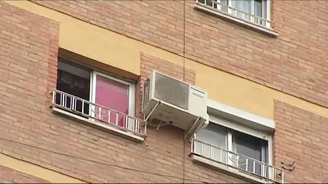 Salvan la vida a una niña de 3 años cuando su madre intentaba tirarla por la ventana Salvan la vida a una niña de 3 años cuando su madre intentaba tirarla por la ventana