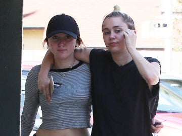 Miley Cyrus y su hermana Noah Cyrus Miley Cyrus y su hermana Noah Cyrus