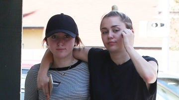 Miley Cyrus y su hermana Noah Cyrus Miley Cyrus y su hermana Noah Cyrus