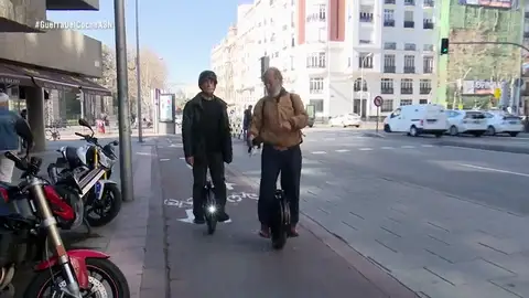 Los nuevos vehículos de movilidad personal luchan por hacerse un hueco en el asfalto Los nuevos vehículos de movilidad personal luchan por hacerse un hueco en el asfalto