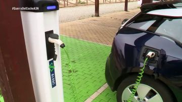 Los j&oacute;venes comparten veh&iacute;culos ecol&oacute;gicos para sus desplazamientos urbanos