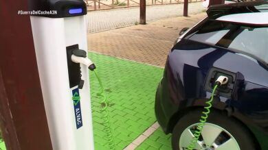 Los jóvenes comparten vehículos ecológicos para sus desplazamientos urbanos