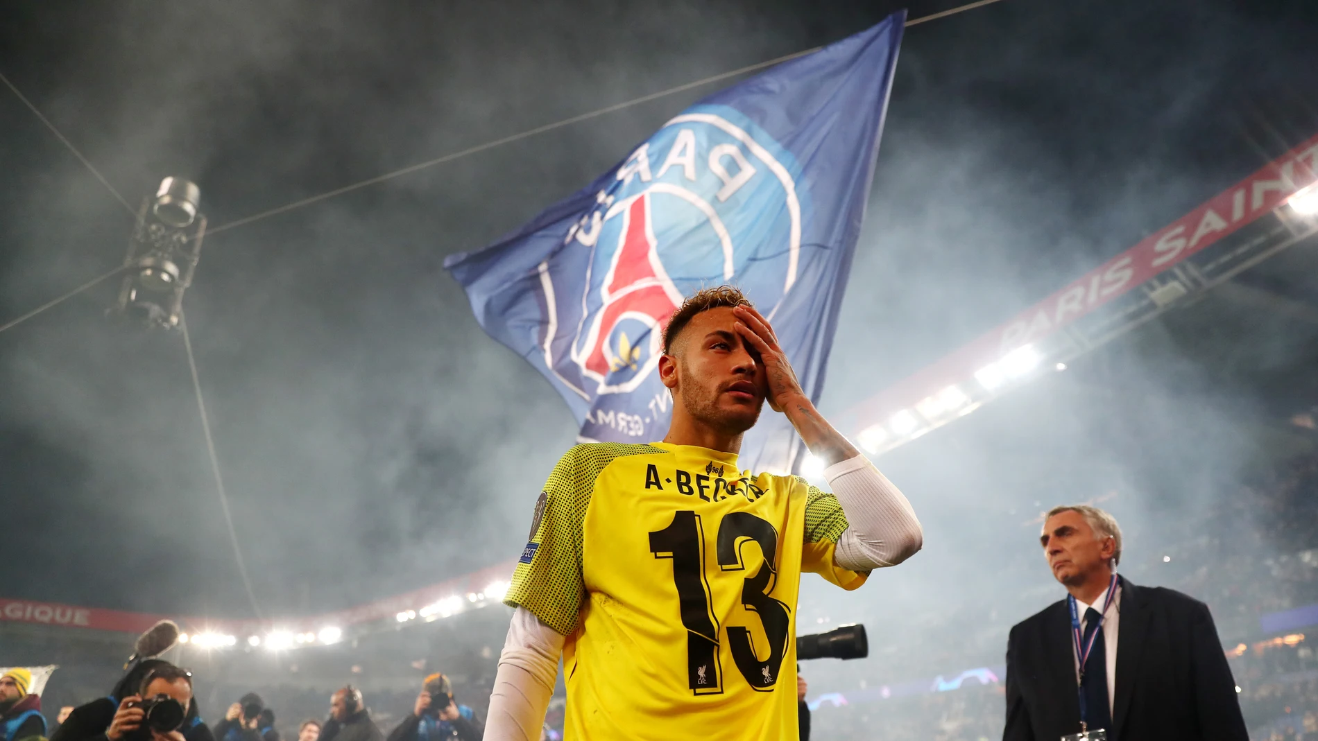 Neymar, con la camiseta del portero del Liverpool Alisson Becker Neymar, con la camiseta del portero del Liverpool Alisson Becker