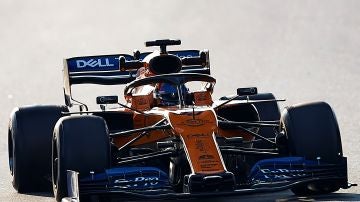 Carlos Sainz pilota el McLaren en Montmeló