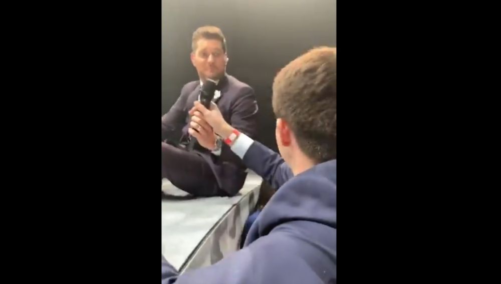 Michael Bublé cede su micrófono a un fan durante un concierto y su voz