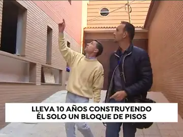 Un hombre lleva diez años construyendo él solo un bloque de pisos Un hombre lleva diez años construyendo él solo un bloque de pisos