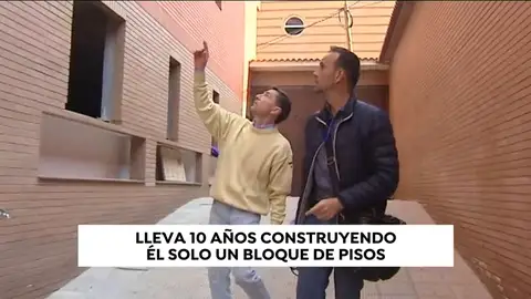 Un hombre lleva diez años construyendo él solo un bloque de pisos Un hombre lleva diez años construyendo él solo un bloque de pisos