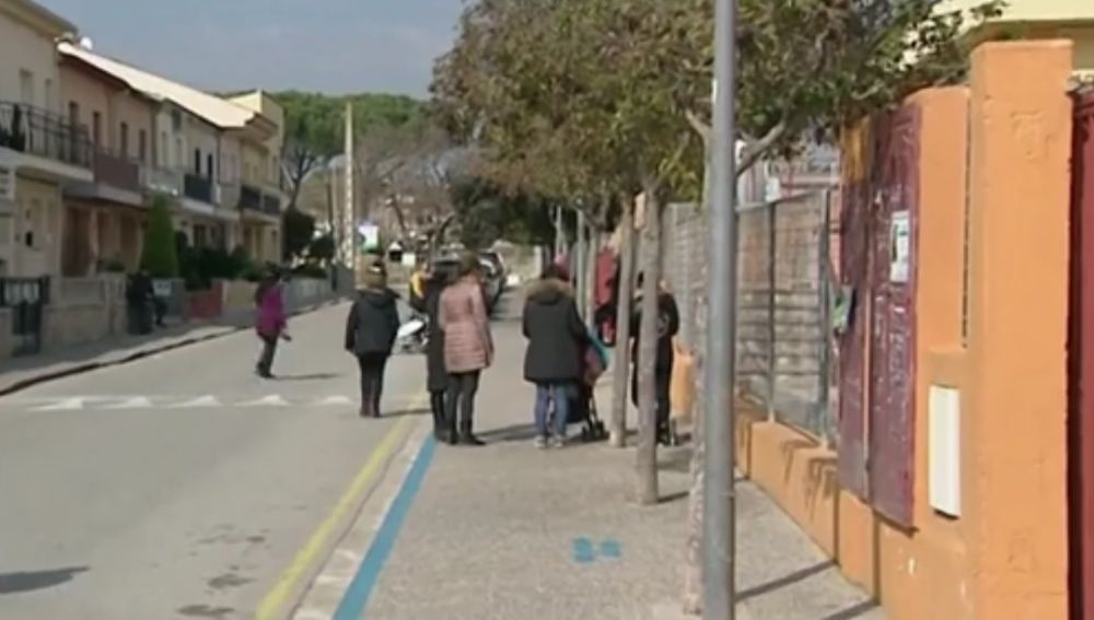 La puerta del colegio donde intentó secuestrarla