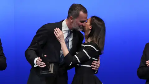 El beso de la reina Letizia y el rey Felipe VI El beso de la reina Letizia y el rey Felipe VI