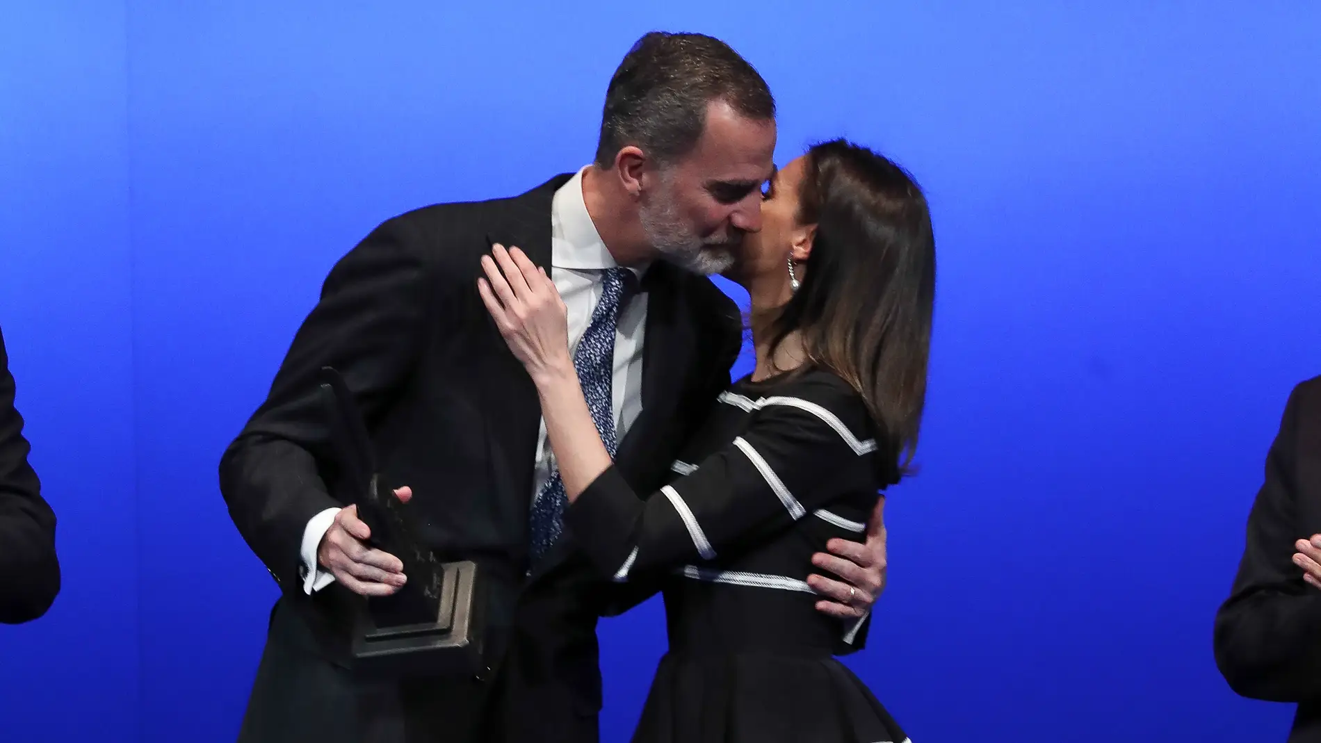 El beso de la reina Letizia y el rey Felipe VI
