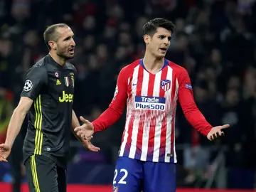 Morata y Chiellini protestan antes de la revisión del VAR Morata y Chiellini protestan antes de la revisión del VAR