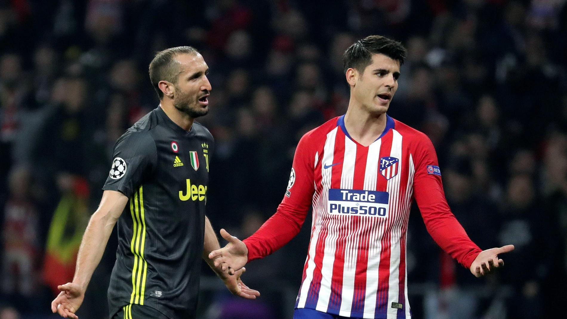 Morata y Chiellini protestan antes de la revisión del VAR Morata y Chiellini protestan antes de la revisión del VAR