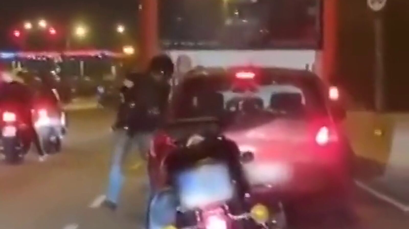 Los Mossos investigan al motorista de la brutal agresión a un conductor en Barcelona