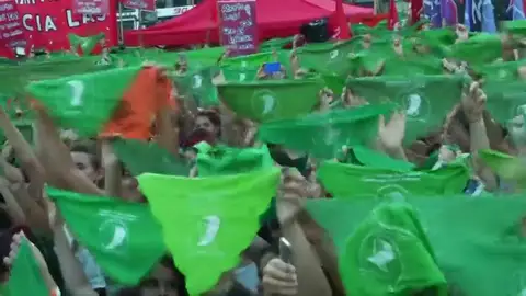 Marea verde a favor al aborto legal en Argentina Marea verde a favor al aborto legal en Argentina