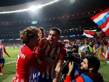 Giménez celebra su gol a la Juventus Giménez celebra su gol a la Juventus