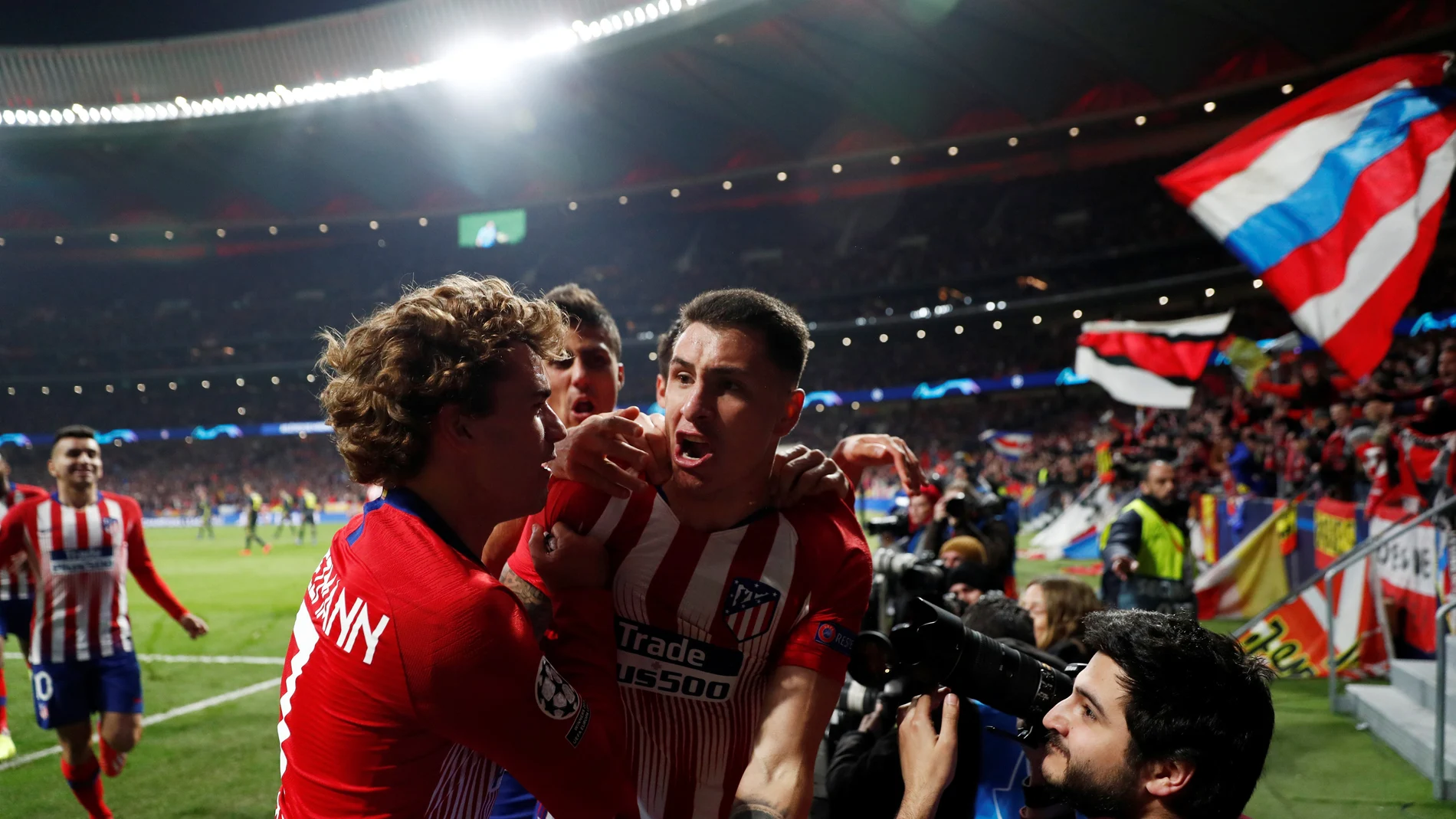 Giménez celebra su gol a la Juventus Giménez celebra su gol a la Juventus