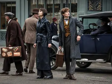 Katherine Waterston y Eddie Redmayne en 'Animales Fantásticos 2' Katherine Waterston y Eddie Redmayne en 'Animales Fantásticos 2'